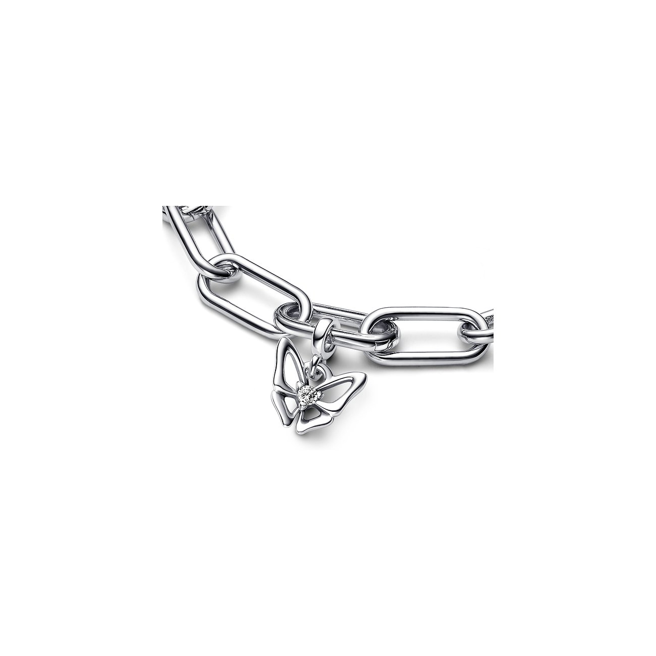 Pandora Armband mit einem Schmetterlings-Anhänger aus Silber und Zirkonia als Steinart.