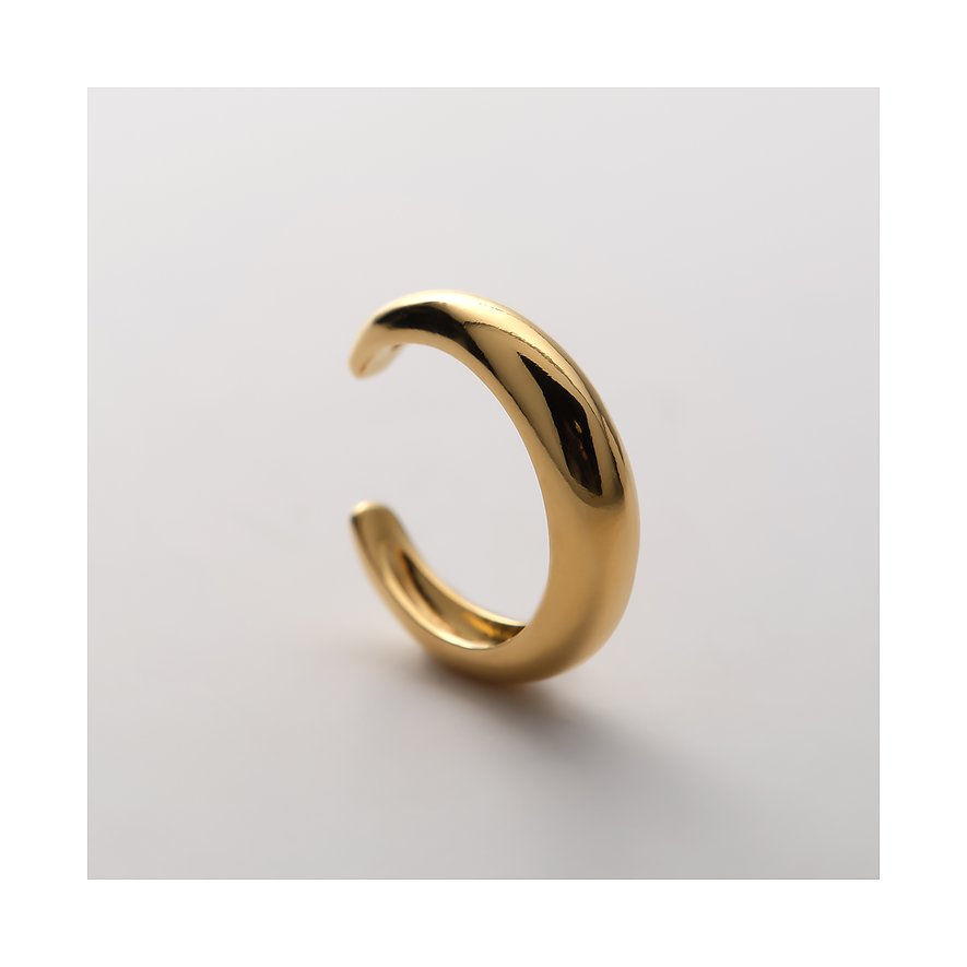 CHRIST Ohrschmuck: Glänzender, goldfarbener Ohrclip aus recyceltem Silber von vorne, leicht nach rechts geneigt.