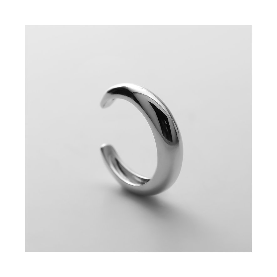 CHRIST Ohrschmuck aus recyceltem 925er Silber. Ein glänzender, minimalistischer Ear Cuff in C-Form.