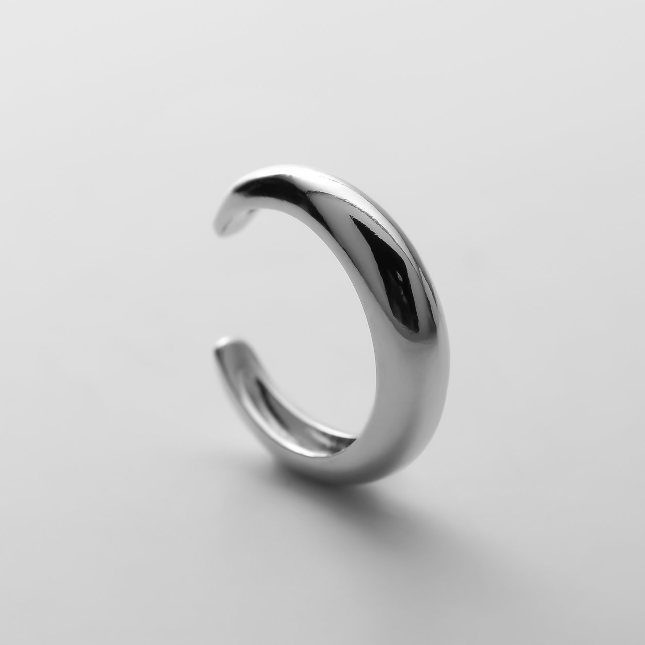 CHRIST Ohrschmuck aus recyceltem 925er Silber. Ein glänzender, minimalistischer Ear Cuff in C-Form.