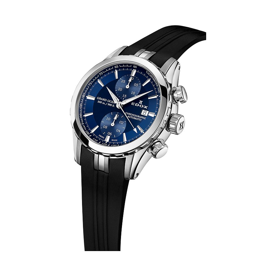 Edox Herrenuhr aus Edelstahl und Aluminium mit blauem Zifferblatt und schwarzem Band, schräg von oben.