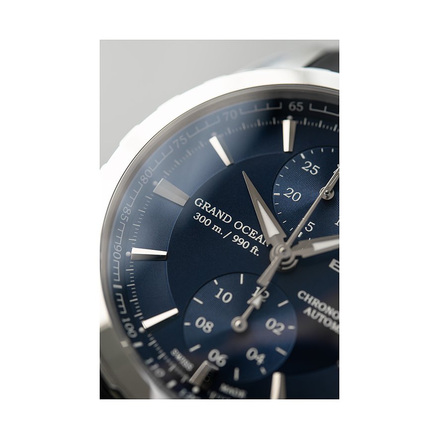 Nahaufnahme einer Edox Herrenuhr aus blauem Aluminium und Edelstahl. Das Zifferblatt zeigt drei Hilfszifferblätter.