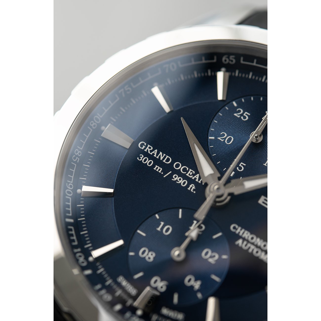 Nahaufnahme einer Edox Herrenuhr aus blauem Aluminium und Edelstahl. Das Zifferblatt zeigt drei Hilfszifferblätter.