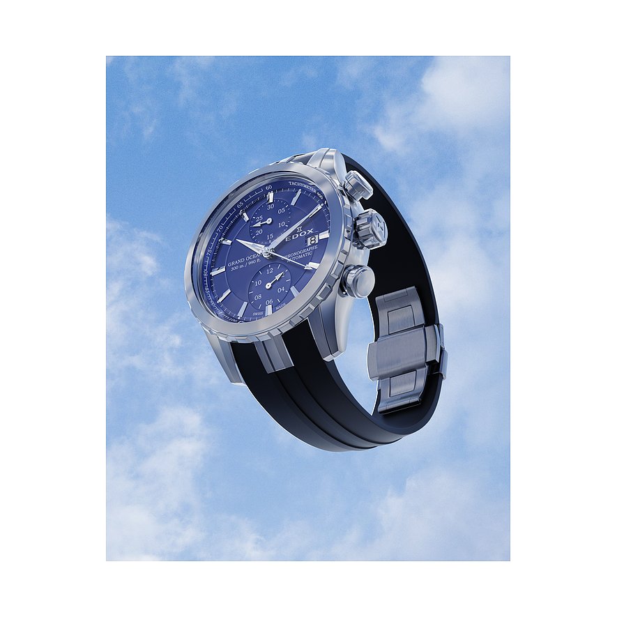 Edox Herrenuhr aus Edelstahl und Aluminium mit blauem Zifferblatt und schwarzem Band, schräg von unten fotografiert.