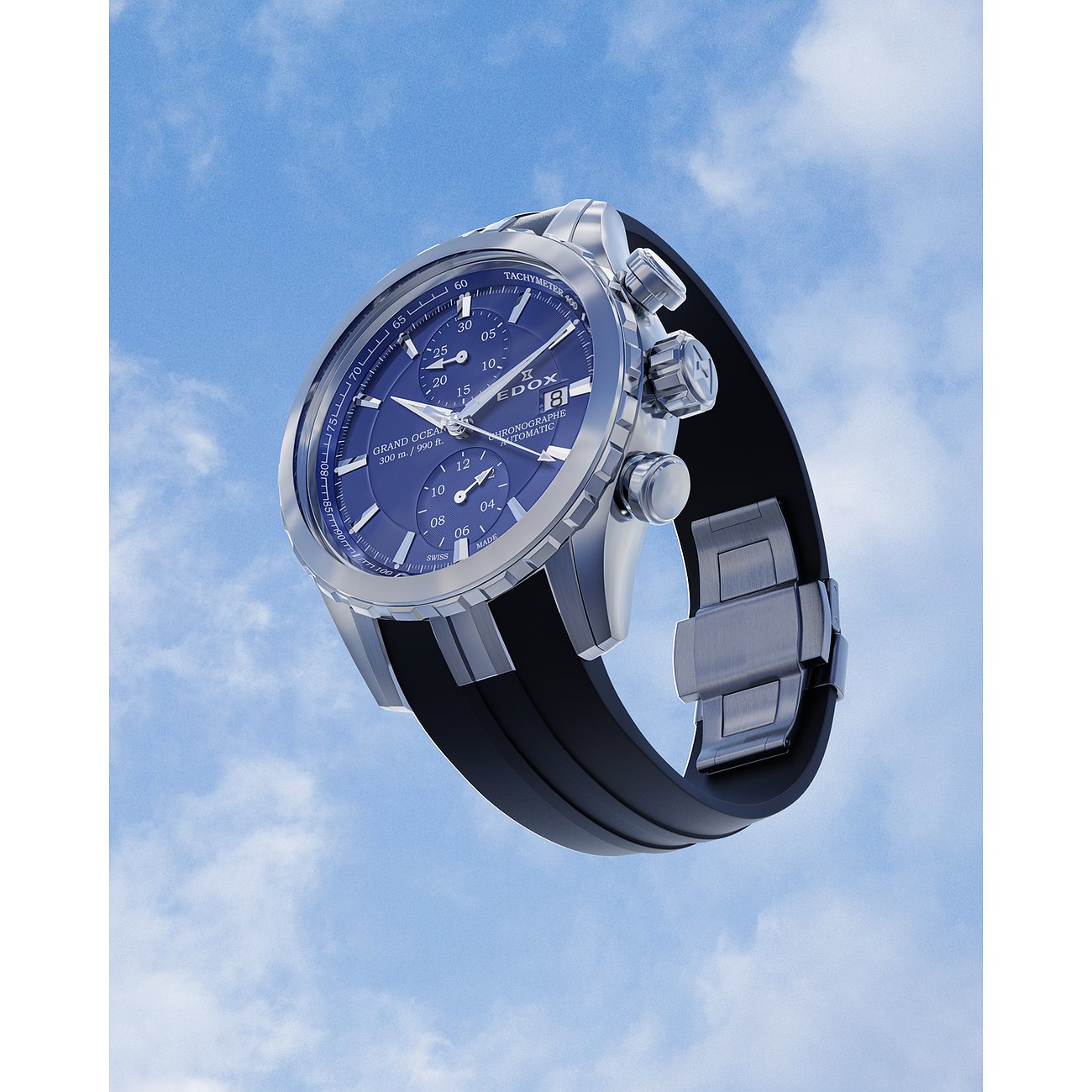 Edox Herrenuhr aus Edelstahl und Aluminium mit blauem Zifferblatt und schwarzem Band, schräg von unten fotografiert.