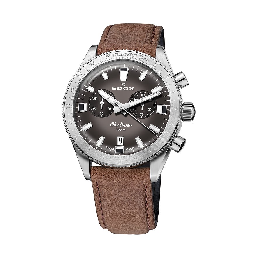 Edox Herrenuhr „Sky Diver 300 M“ aus Edelstahl und Aluminium mit braunem Lederarmband, schräg von oben.