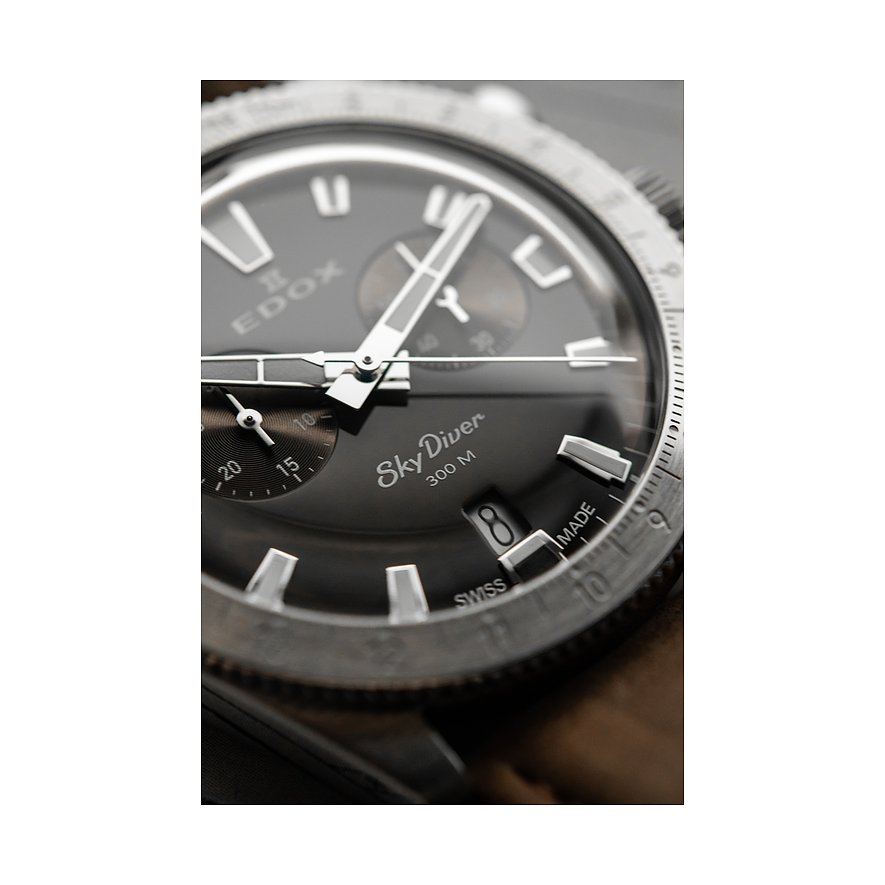 Nahaufnahme des Zifferblatts einer Edox Sky Diver Herrenuhr aus silberfarbenem Edelstahl und Aluminium.