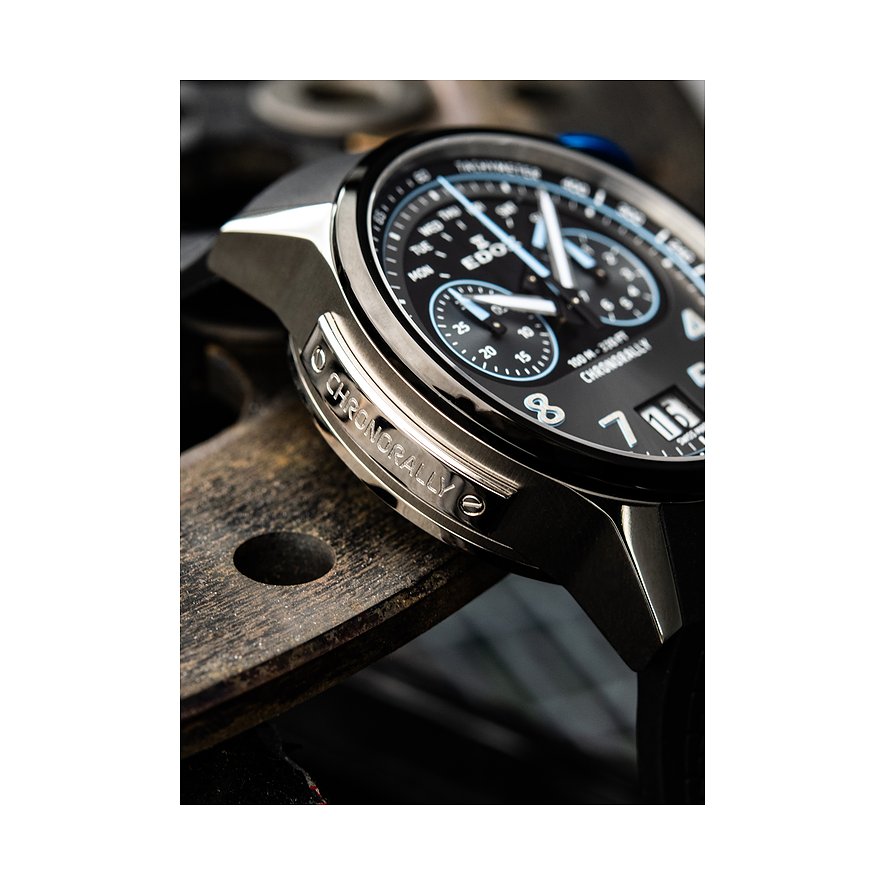 Nahaufnahme einer Edox Herrenuhr aus Titan und Aluminium mit dunklem Zifferblatt und hellblauen Akzenten.
