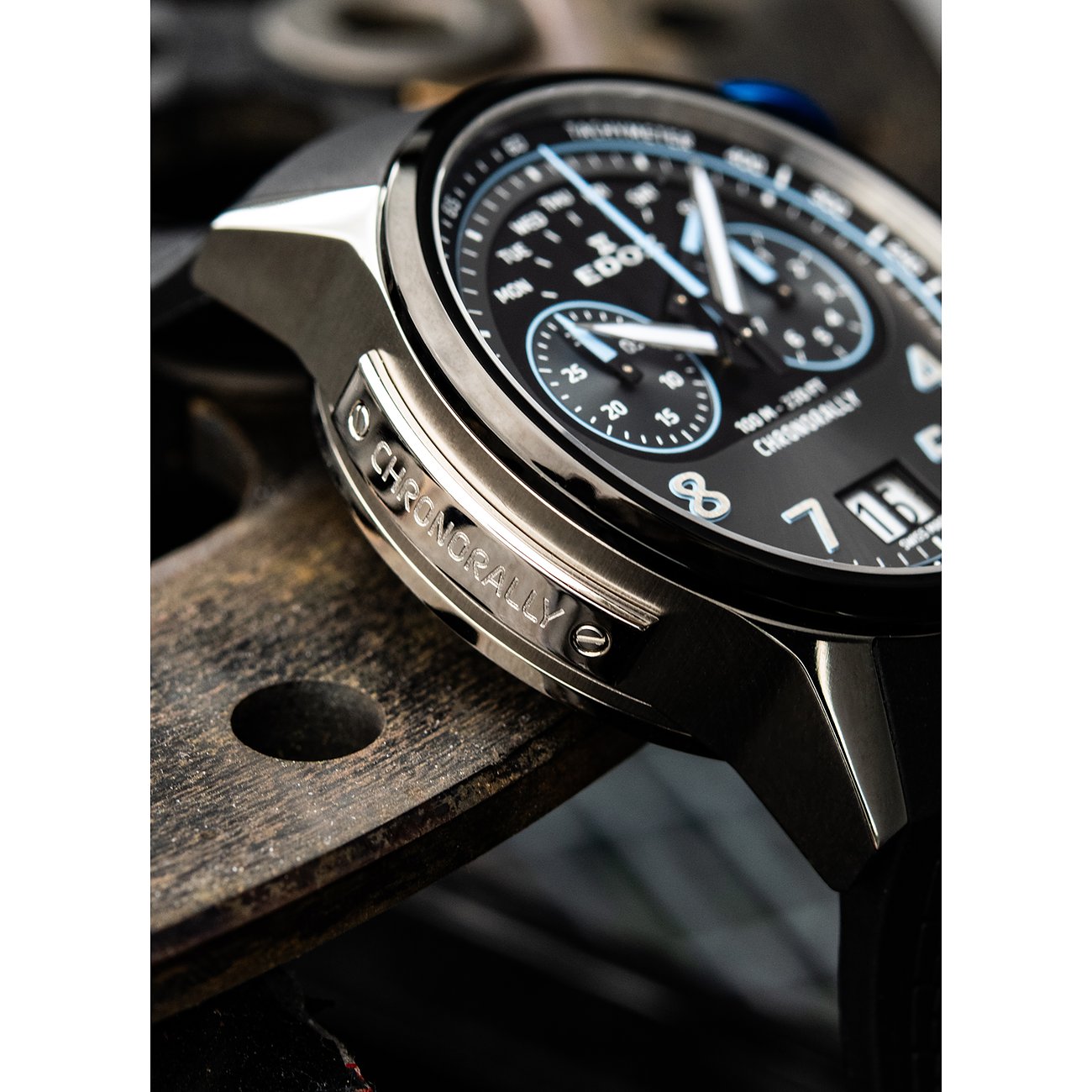 Nahaufnahme einer Edox Herrenuhr aus Titan und Aluminium mit dunklem Zifferblatt und hellblauen Akzenten.