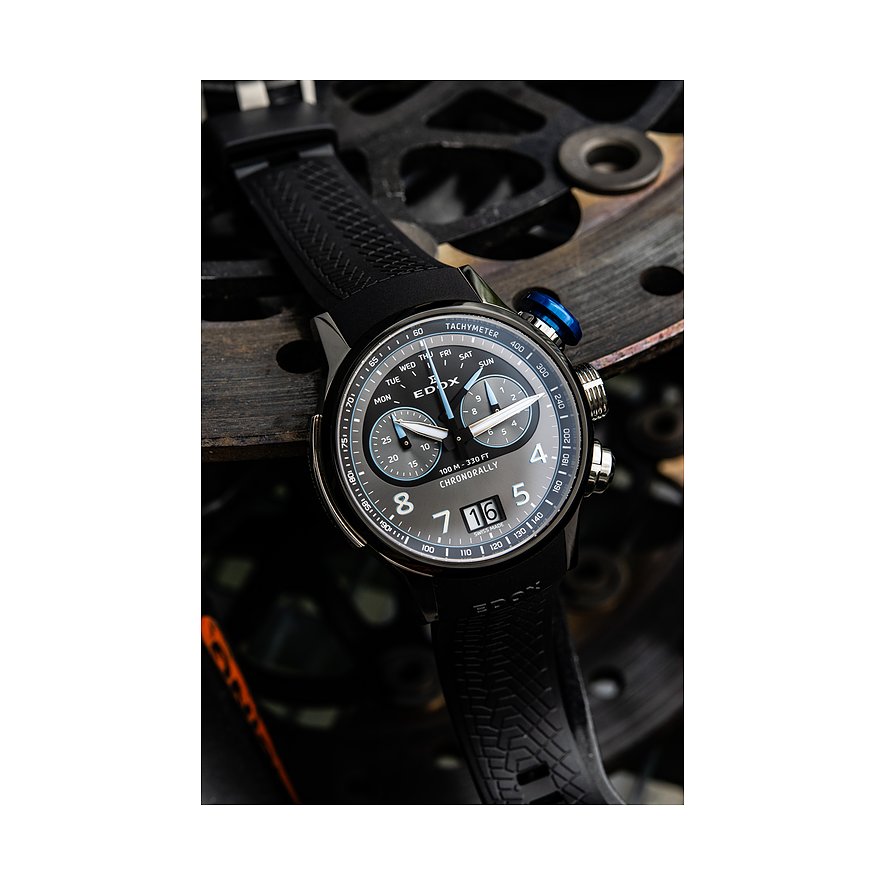Nahaufnahme einer Edox Herrenuhr Chronorally aus Titan und Aluminium mit dunklem Zifferblatt und blauem Akzent.