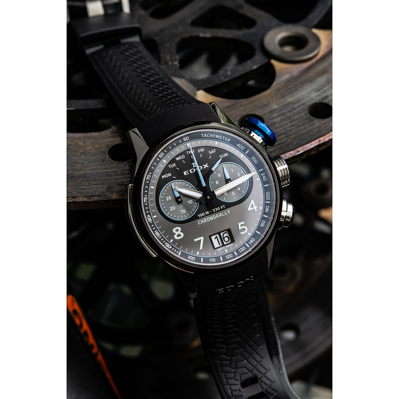 Nahaufnahme einer Edox Herrenuhr Chronorally aus Titan und Aluminium mit dunklem Zifferblatt und blauem Akzent.