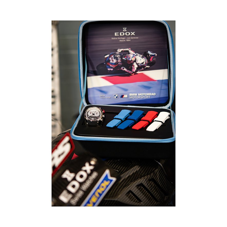 Edox Uhren-Set mit mehrfarbigen Aluminium- und Titanarmbändern in einer blauen Box mit Motorsport-Motiv.