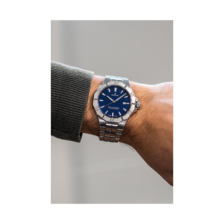 Am Handgelenk getragene Edox Herrenuhr aus blauem Aluminium und Edelstahl mit blauem Zifferblatt.