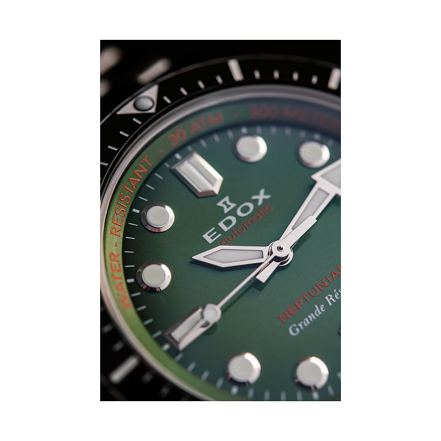 Nahaufnahme des Zifferblatts einer Herrenuhr von Edox mit gr m Edelstahldesign, Zeigern und Indizes.