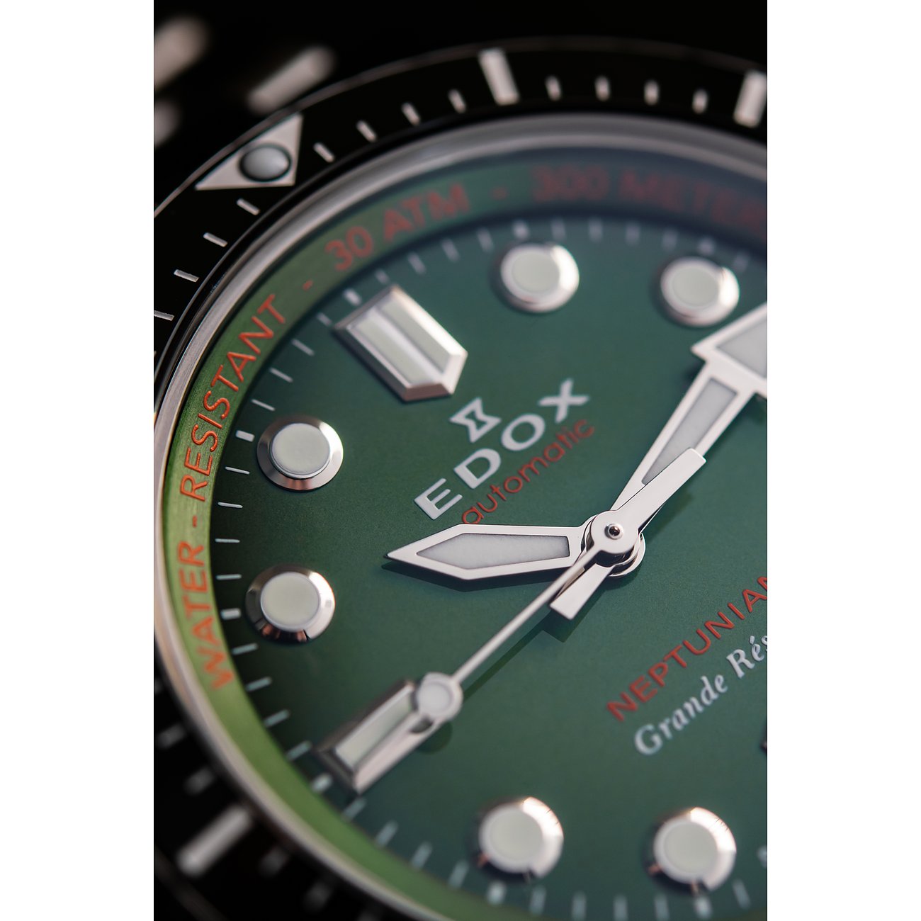 Nahaufnahme des Zifferblatts einer Herrenuhr von Edox mit gr m Edelstahldesign, Zeigern und Indizes.