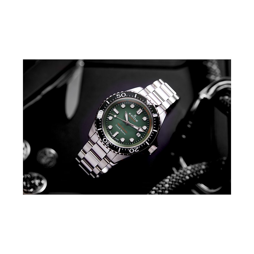 Edox Herrenuhr aus Edelstahl und Keramik mit grünem Zifferblatt und schwarzer Lünette.