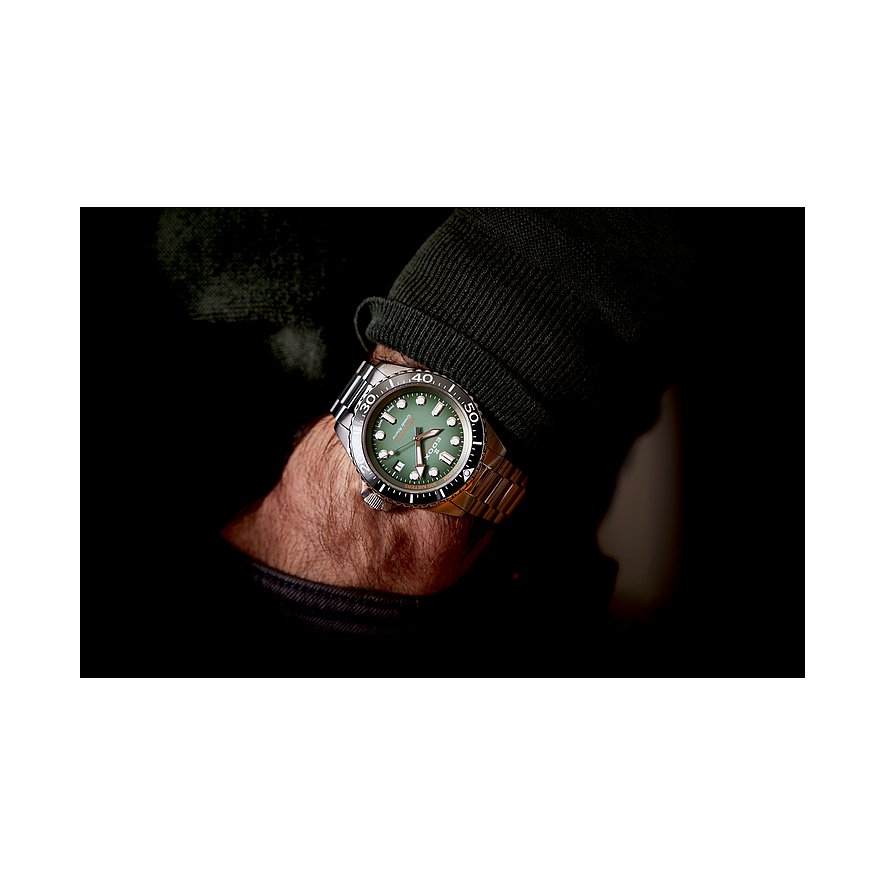 Am Handgelenk eines Mannes wird eine Edox Herrenuhr aus dunkelgrüner Keramik und Edelstahl getragen.