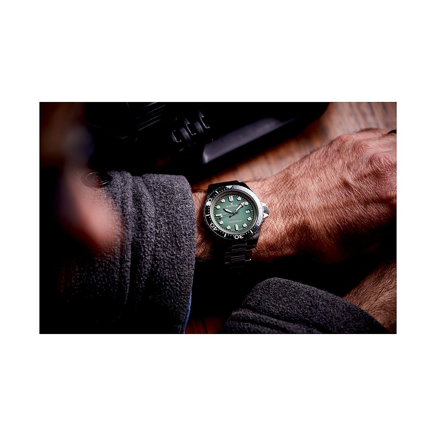 Nahaufnahme der Edox Grand Ocean Herrenuhr am Handgelenk eines Mannes, silbernes Edelstahlgehäuse, grünes Zifferblatt.