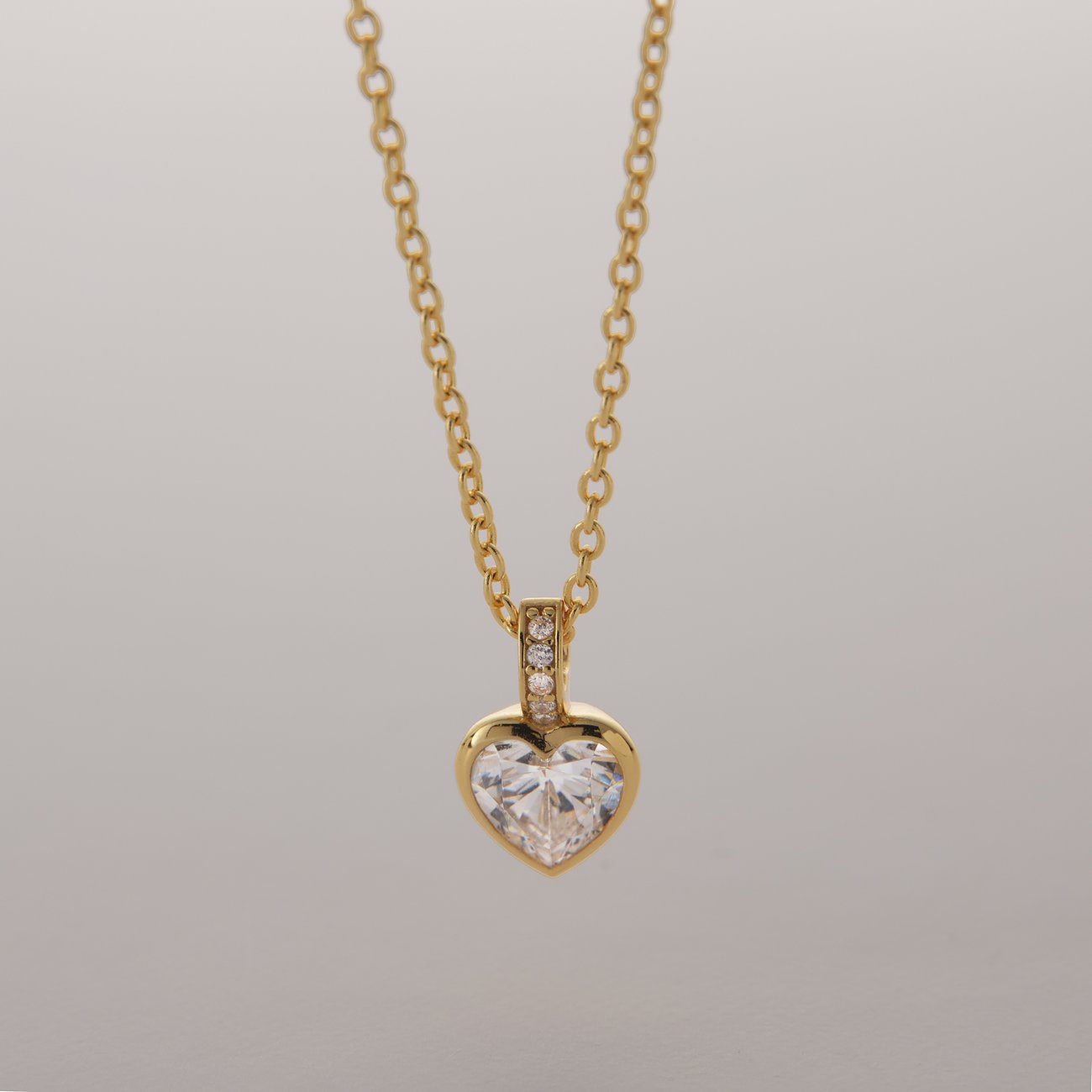 JETTE Halsschmuck aus recyceltem Silber 925: Goldkette mit herzförmigem Zirkonia-Anhänger.