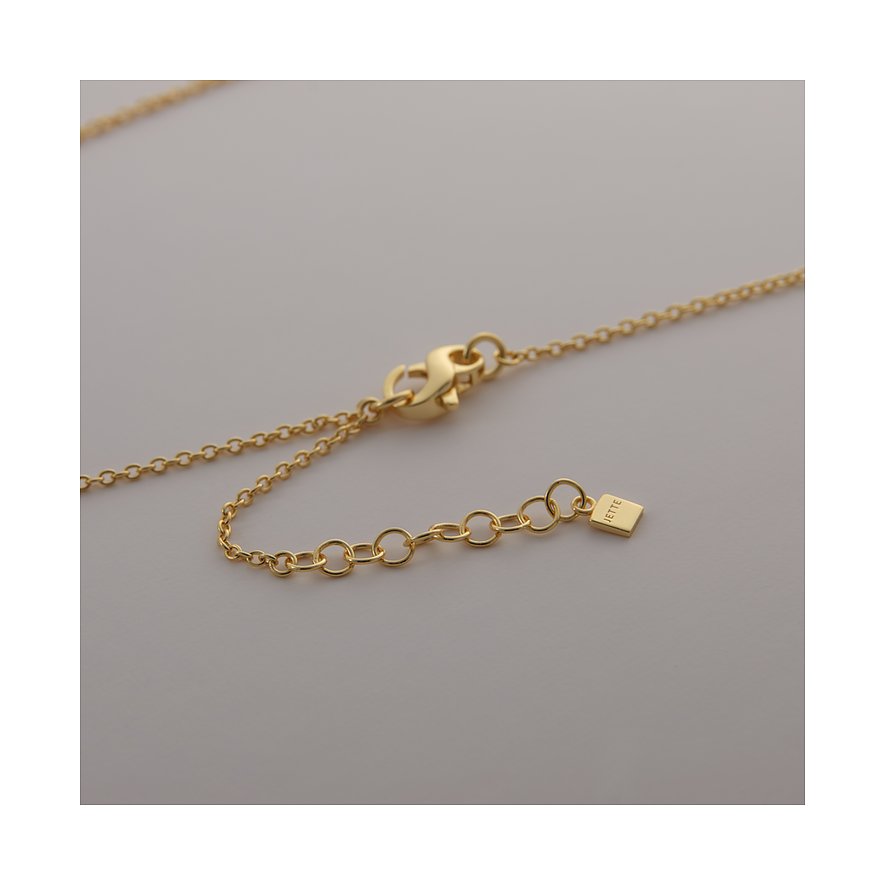 Nahaufnahme der goldenen Kette der JETTE Halskette aus recyceltem Silber mit verstellbarem Kettenverschluss.
