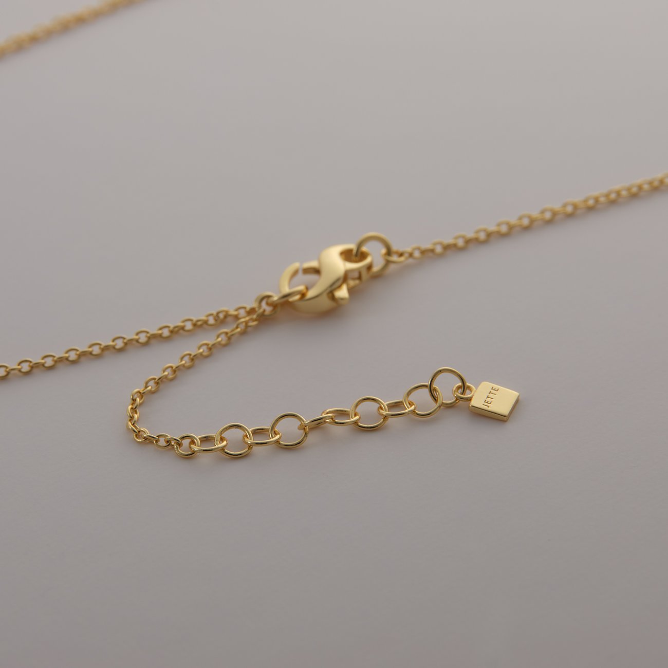 Nahaufnahme der goldenen Kette der JETTE Halskette aus recyceltem Silber mit verstellbarem Kettenverschluss.