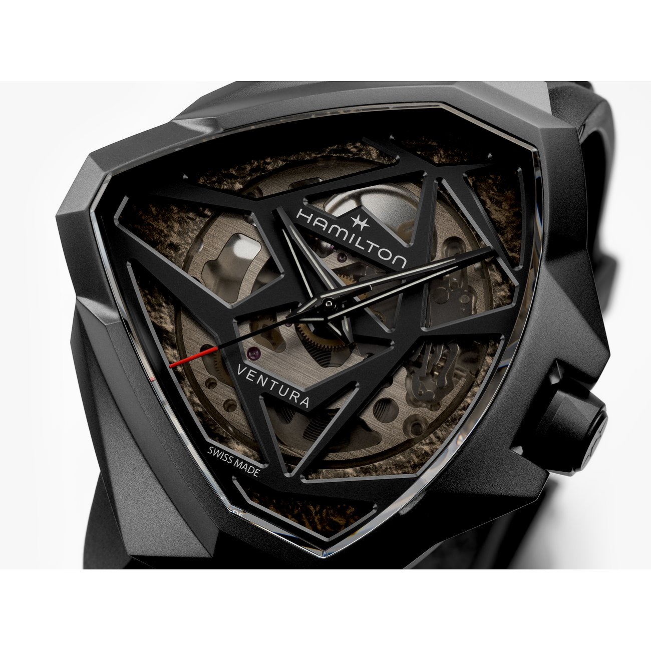 Nahaufnahme einer Hamilton Herrenuhr aus schwarzem Edelstahl mit außergewöhnlichem Zifferblatt und Ventura-Schriftzug.