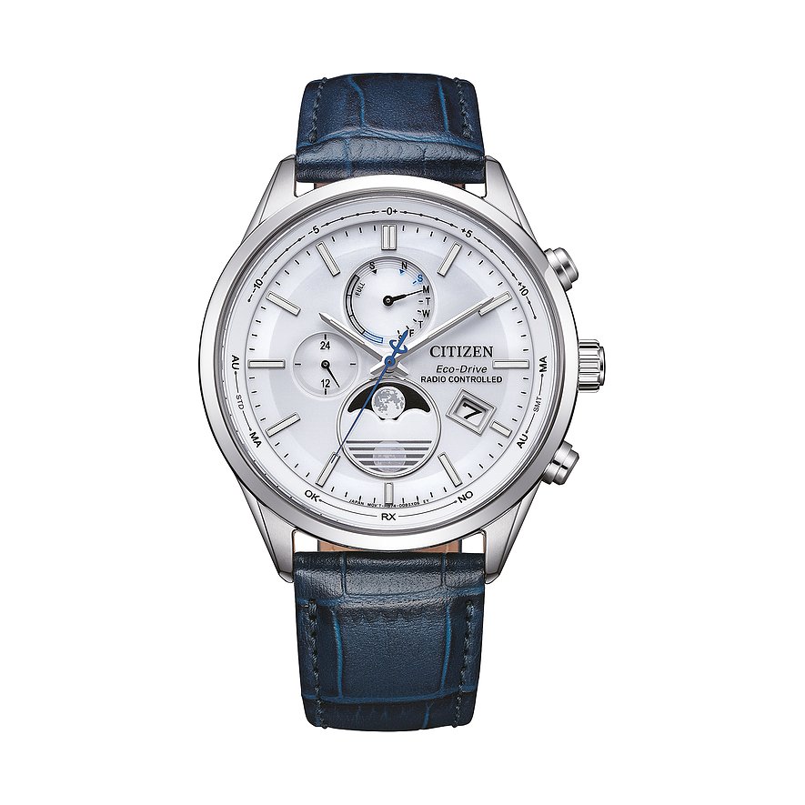 Citizen Herrenuhr aus Edelstahl mit weißem Zifferblatt, drei Hilfszifferblättern und blauem Lederarmband.