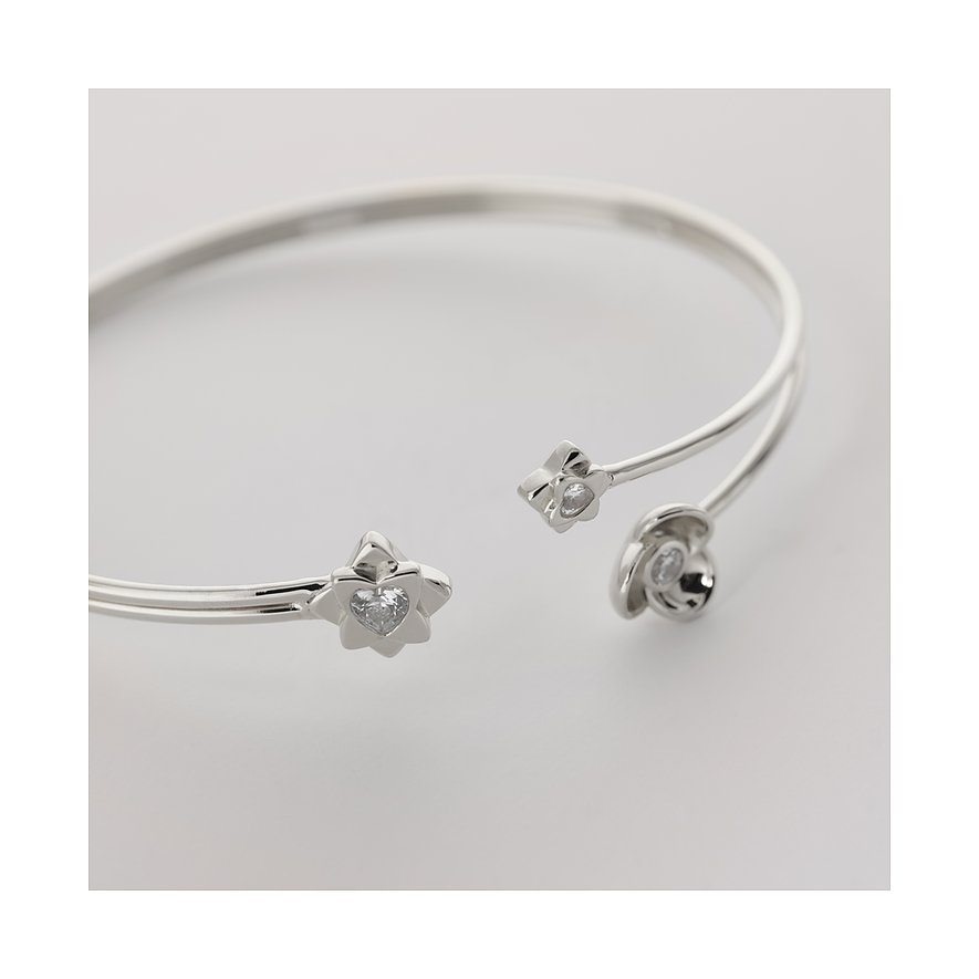 Nahaufnahme eines JETTE Armreifs aus recyceltem 925er Silber mit Zirkonia-Verzierung in Blüten- und Herzform.
