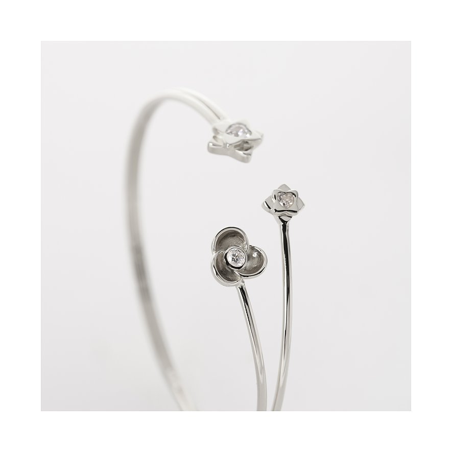Nahaufnahme eines JETTE Armreifs aus recyceltem 925er Silber mit Zirkonia-Blütenmotiven, leicht von oben gesehen.