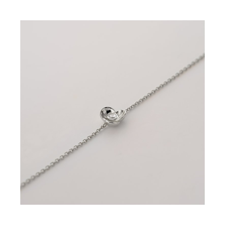 JETTE Armband aus recyceltem 925er Silber mit Herz und Zirkonia, diagonal liegend.