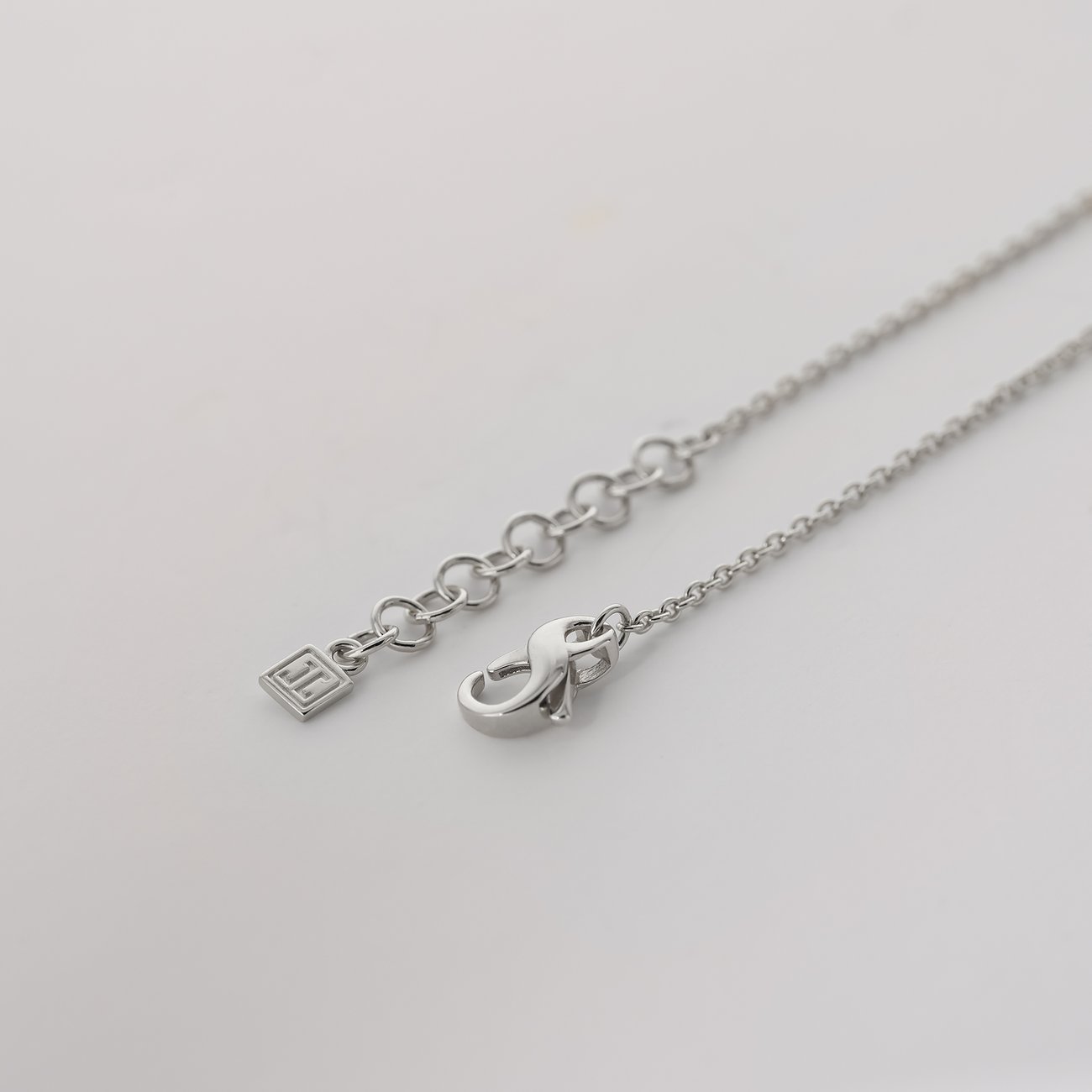 Nahaufnahme des Verschlusses einer JETTE Halskette aus recyceltem 925er Silber mit zusätzlichen Ösen zur Längenanpassung.
