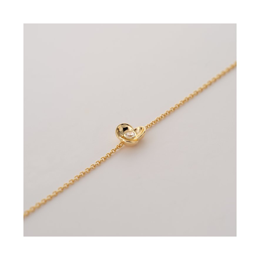 Et fint JETTE armbånd i genanvendt, forgyldt 925 sølv. En lille hjerte pryder kæden.