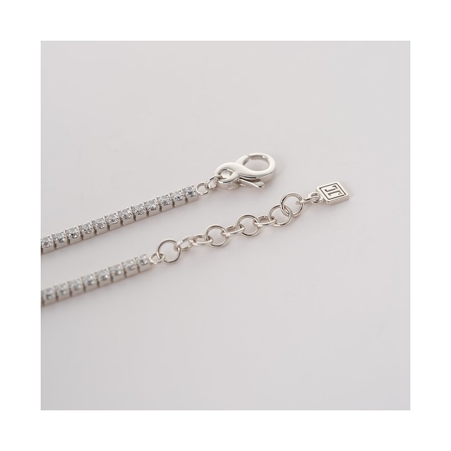 Nahaufnahme des Verschlusses eines JETTE Tennisarmbands aus recyceltem 925er Silber mit Zirkonia-Farbsteinen.
