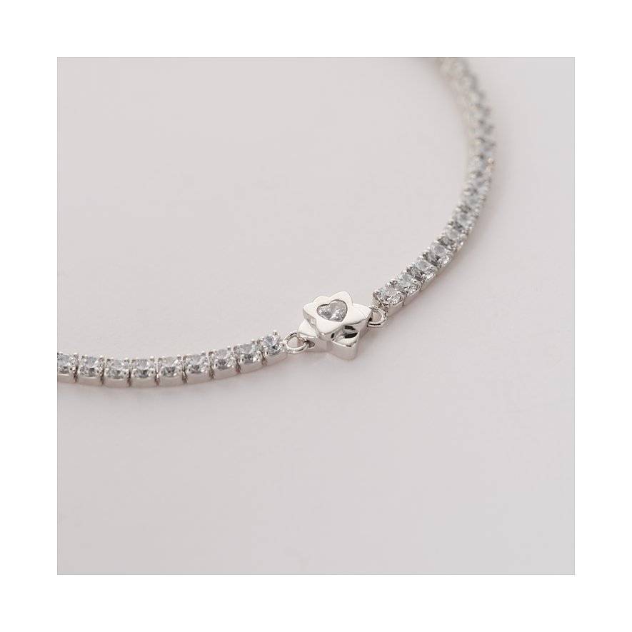 Nahaufnahme eines JETTE Armbands aus recyceltem 925er Silber mit funkelnden Zirkonia-Farbsteinen und einem Herzverschluss.