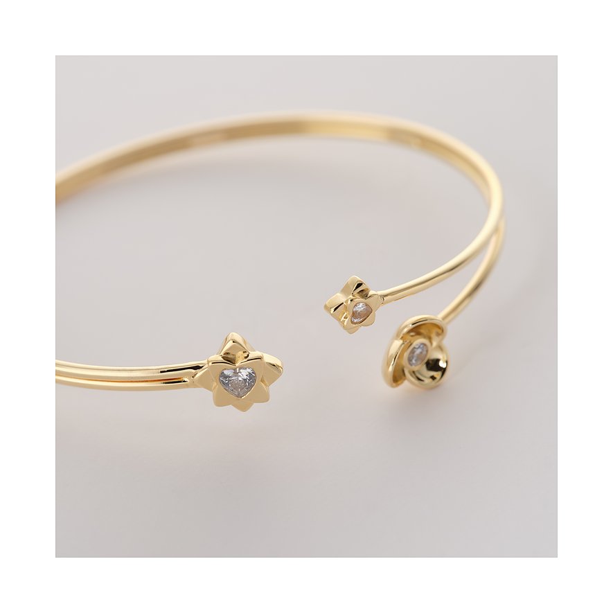 Nahaufnahme eines goldenen Armreifs von JETTE aus recyceltem 925er Silber mit offenen Enden.