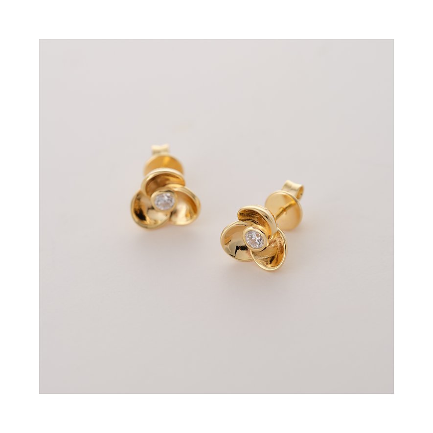 JETTE Ohrstecker aus recyceltem 925er Silber in Gold, geformt wie Blüten mit einem Zirkonia-Stein.