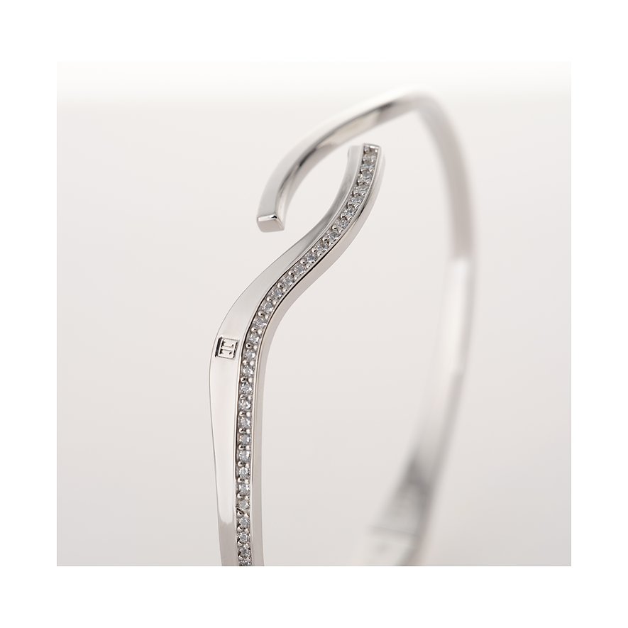 Nahaufnahme eines silbernen JETTE Armreifs aus recyceltem 925er Silber mit Zirkonia-Farbsteinen.
