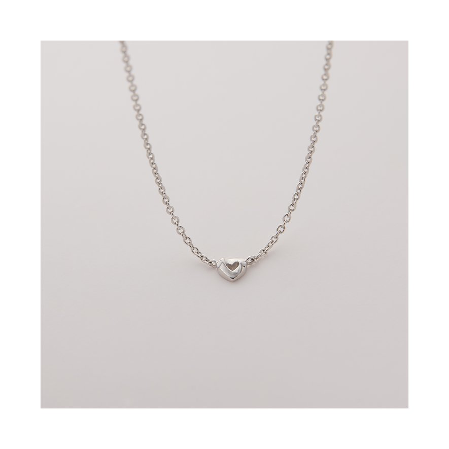 JETTE Halsschmuck mit einem kleinen, recycelten silbernen Herzanhänger an einer feinen Kette.