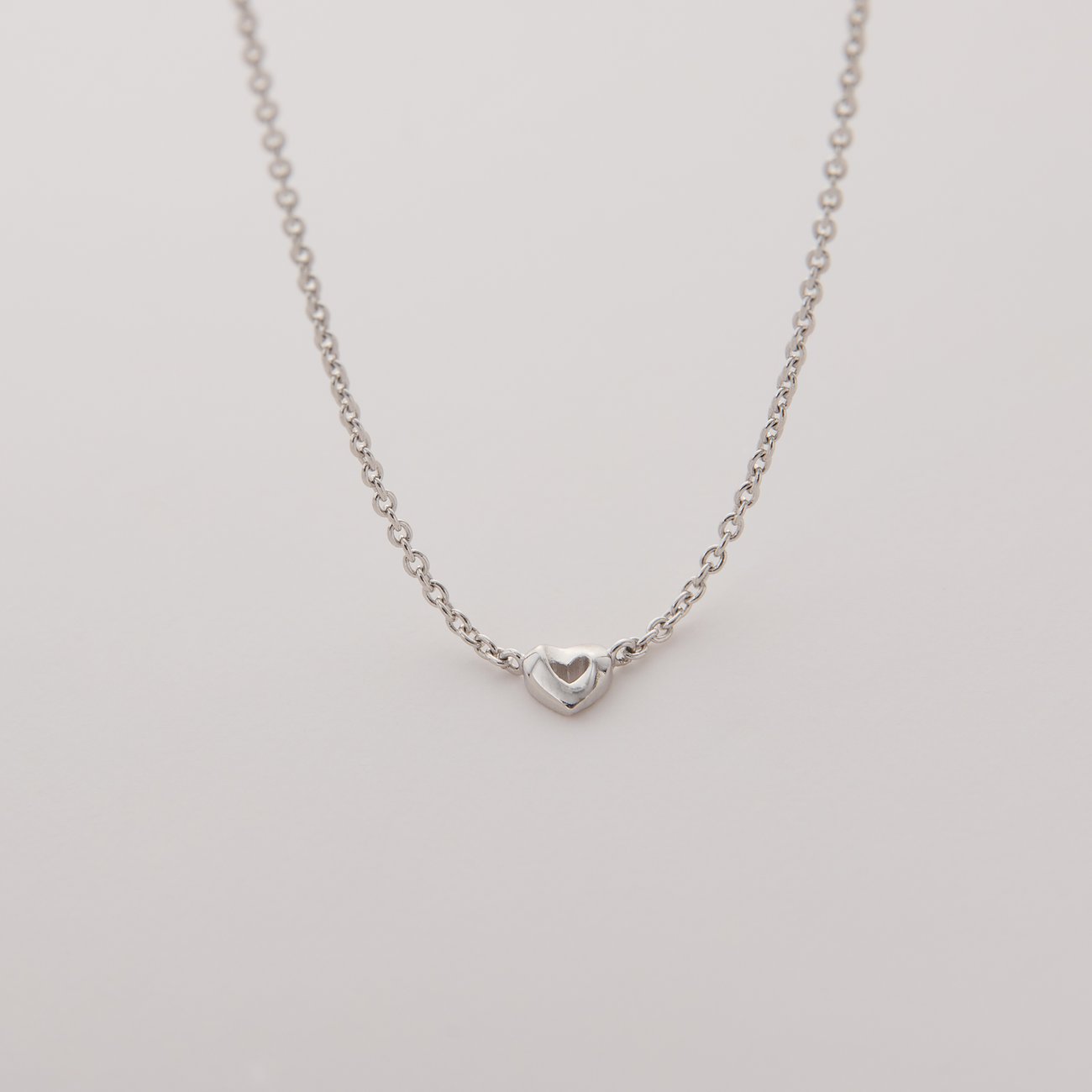 JETTE Halsschmuck mit einem kleinen, recycelten silbernen Herzanhänger an einer feinen Kette.