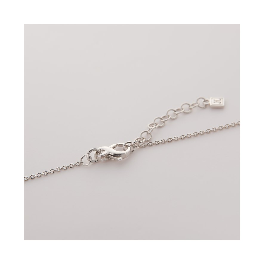 Nahaufnahme des JETTE Halsschmucks aus recyceltem 925er Silber, mit Karabinerverschluss und einer Verlängerung.