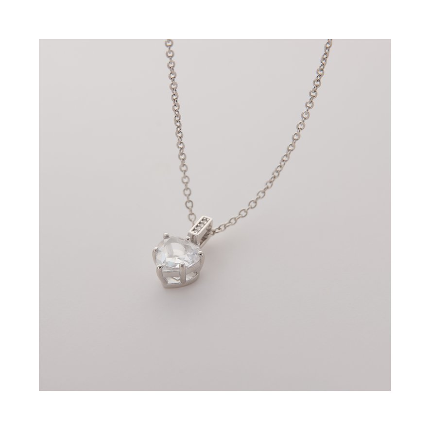 JETTE Halsschmuck aus recyceltem Silber 925 mit Herzanhänger und einem klaren Zirkonia-Stein.