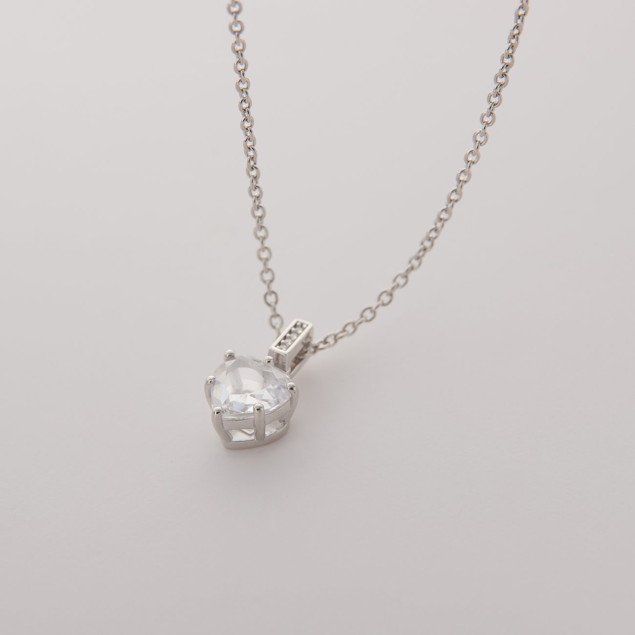 JETTE Halsschmuck aus recyceltem Silber 925 mit Herzanhänger und einem klaren Zirkonia-Stein.