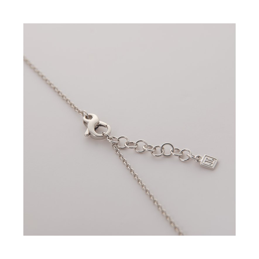 Nahaufnahme des Verschlusses einer JETTE Halskette aus recyceltem Silber mit Zirkonia-Farbsteinen.