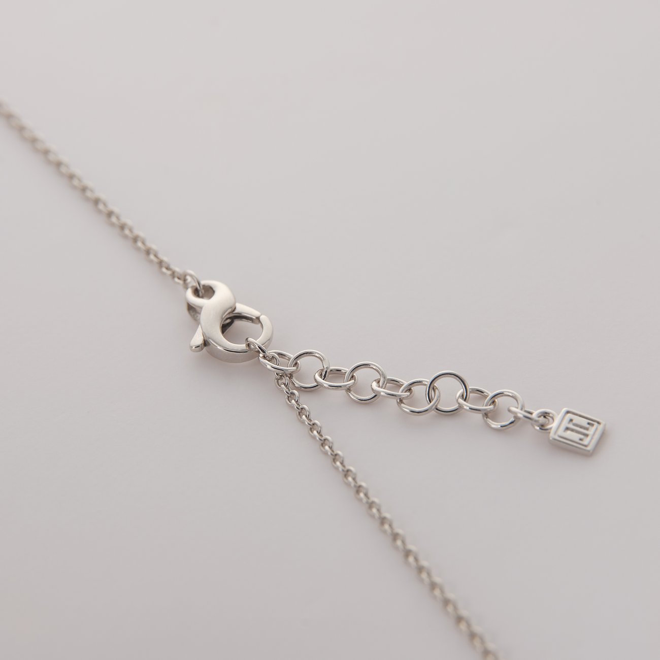 Nahaufnahme des Verschlusses einer JETTE Halskette aus recyceltem Silber mit Zirkonia-Farbsteinen.