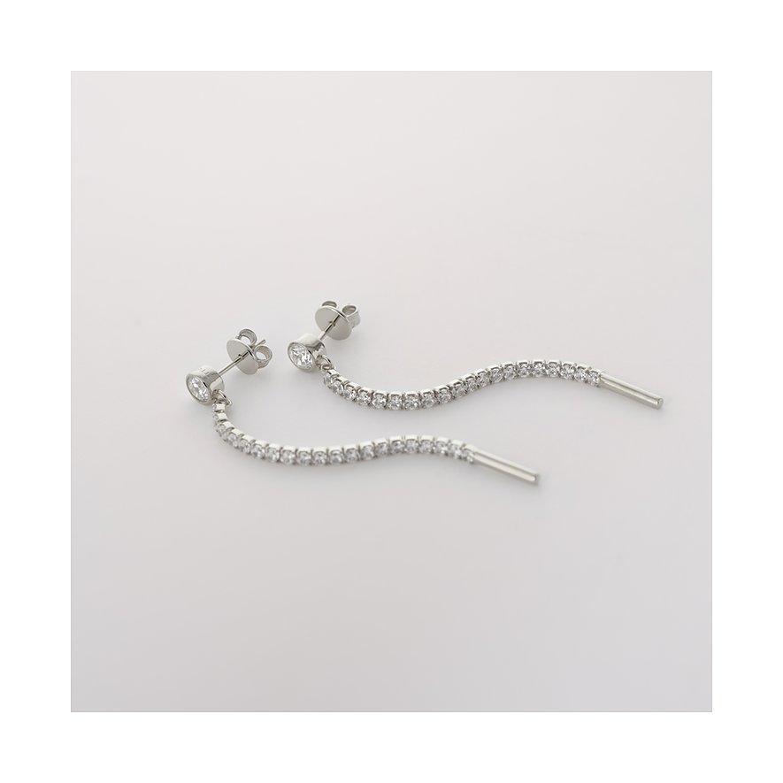 JETTE Ohrringe aus recyceltem Silber mit funkelnden Zirkonia-Steinen in einer wellenförmigen Reihe.