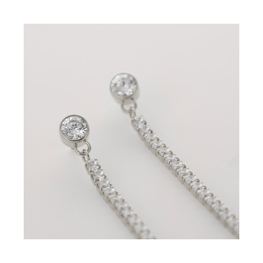 Nahaufnahme der JETTE Ohrringe aus recyceltem 925er Silber mit Zirkonia-Steinbesatz, von oben herabfallend dargestellt.