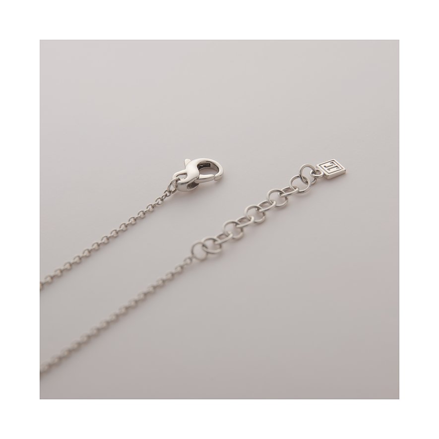 Nahaufnahme des Verschlusses einer JETTE Halskette aus recyceltem 925er Silber mit Verlängerungskette.