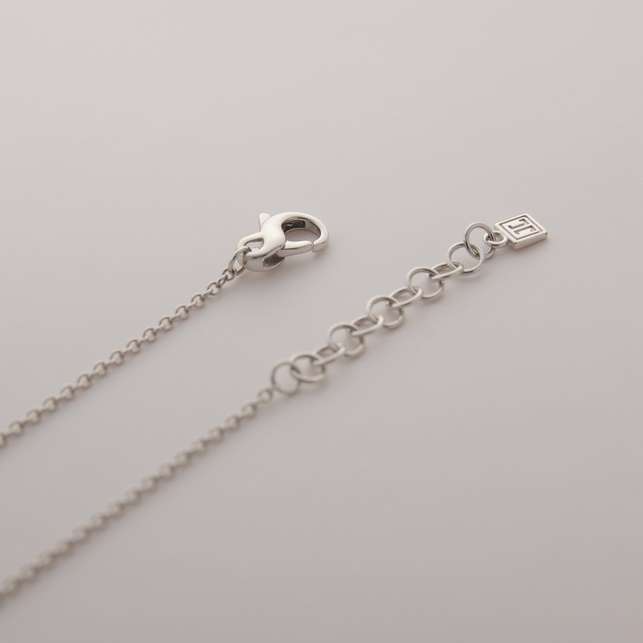Nahaufnahme des Verschlusses einer JETTE Halskette aus recyceltem 925er Silber mit Verlängerungskette.