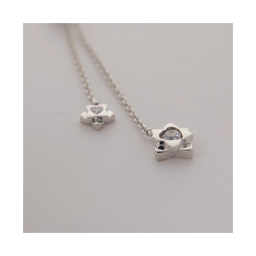 Primo piano di una collana JETTE in argento 925 riciclato con due ciondoli a fiore in zirconia.