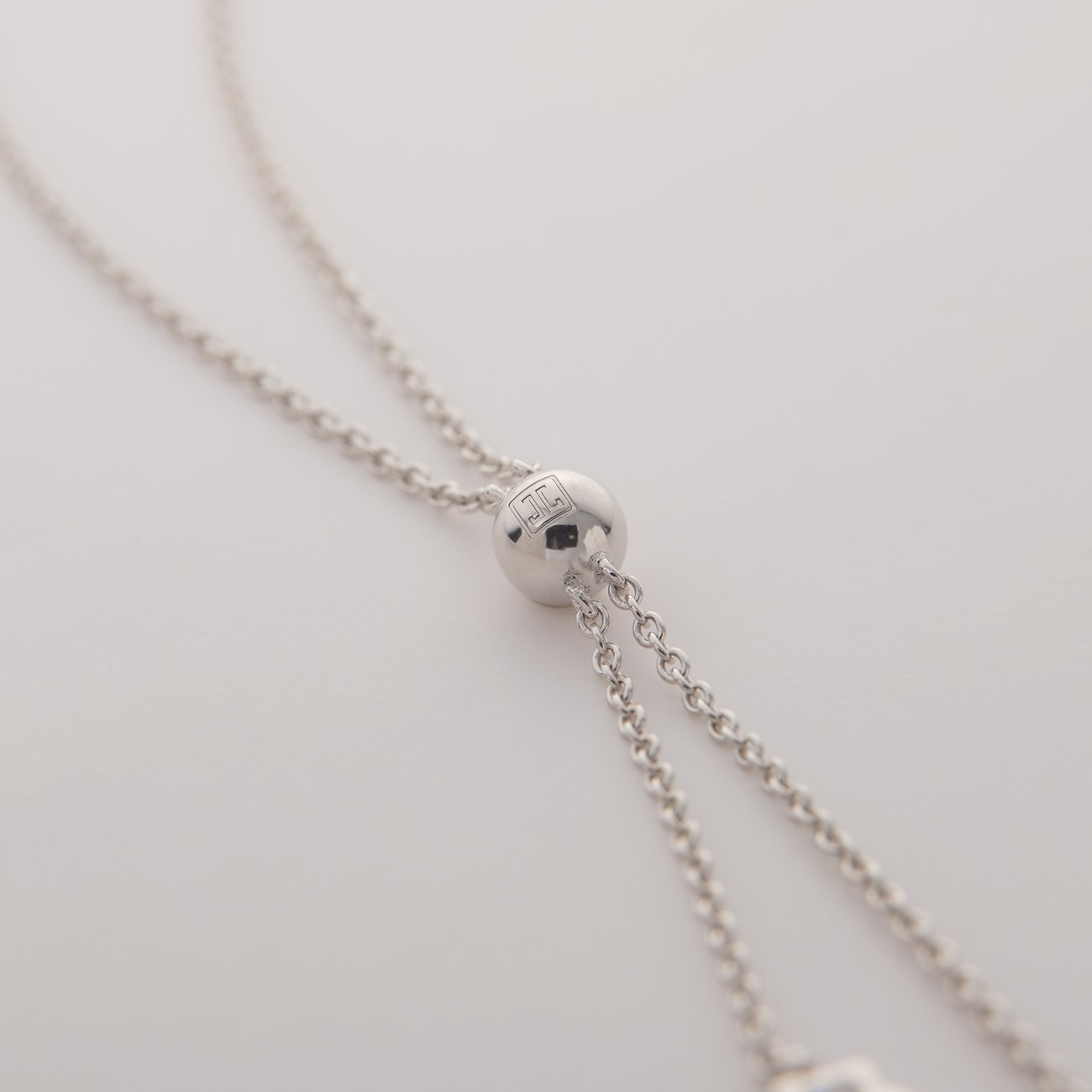 Primo piano sulla regolazione della collana JETTE in argento riciclato 925 con zirconi.
